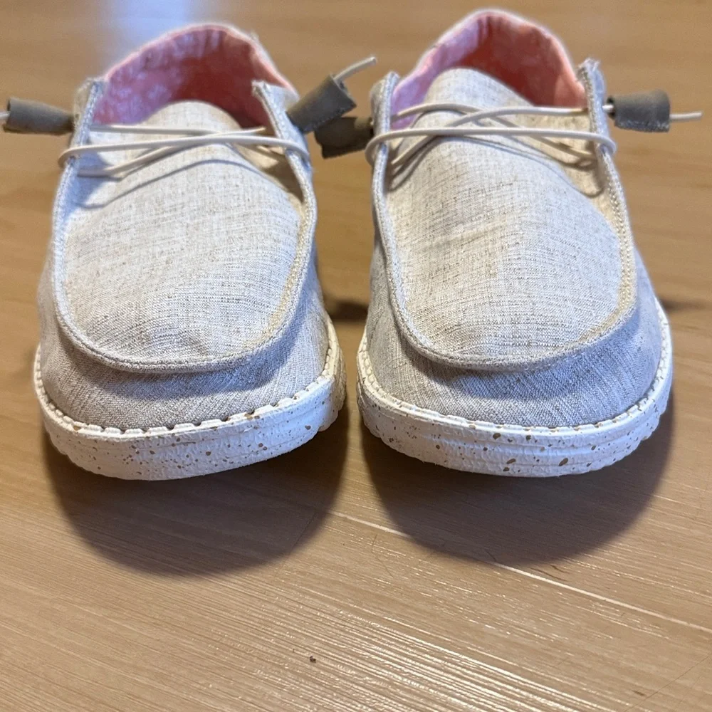 HEY DUDE WOMENS WENDY CHAMBRAY WHITE NUT SLIP ON WALKING SHOE SIZE: 10